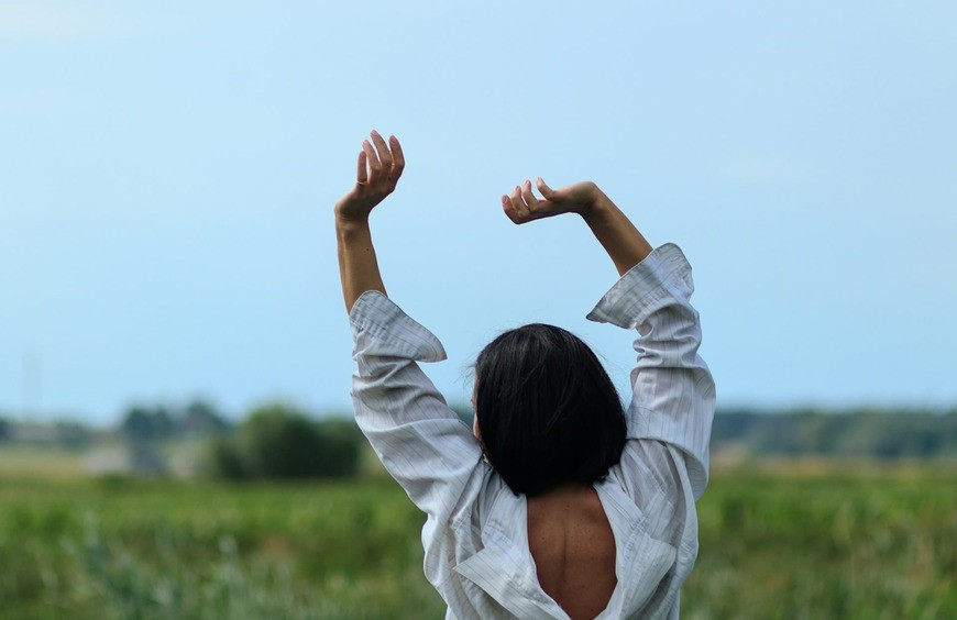 CBD et équilibre hormonal : quels effets sur le bien-être féminin ?